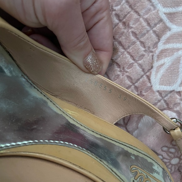 GUCCI
Patent Leather Slingback Sandals
Women's Size: 9 | US9, - Picture 2 of 10